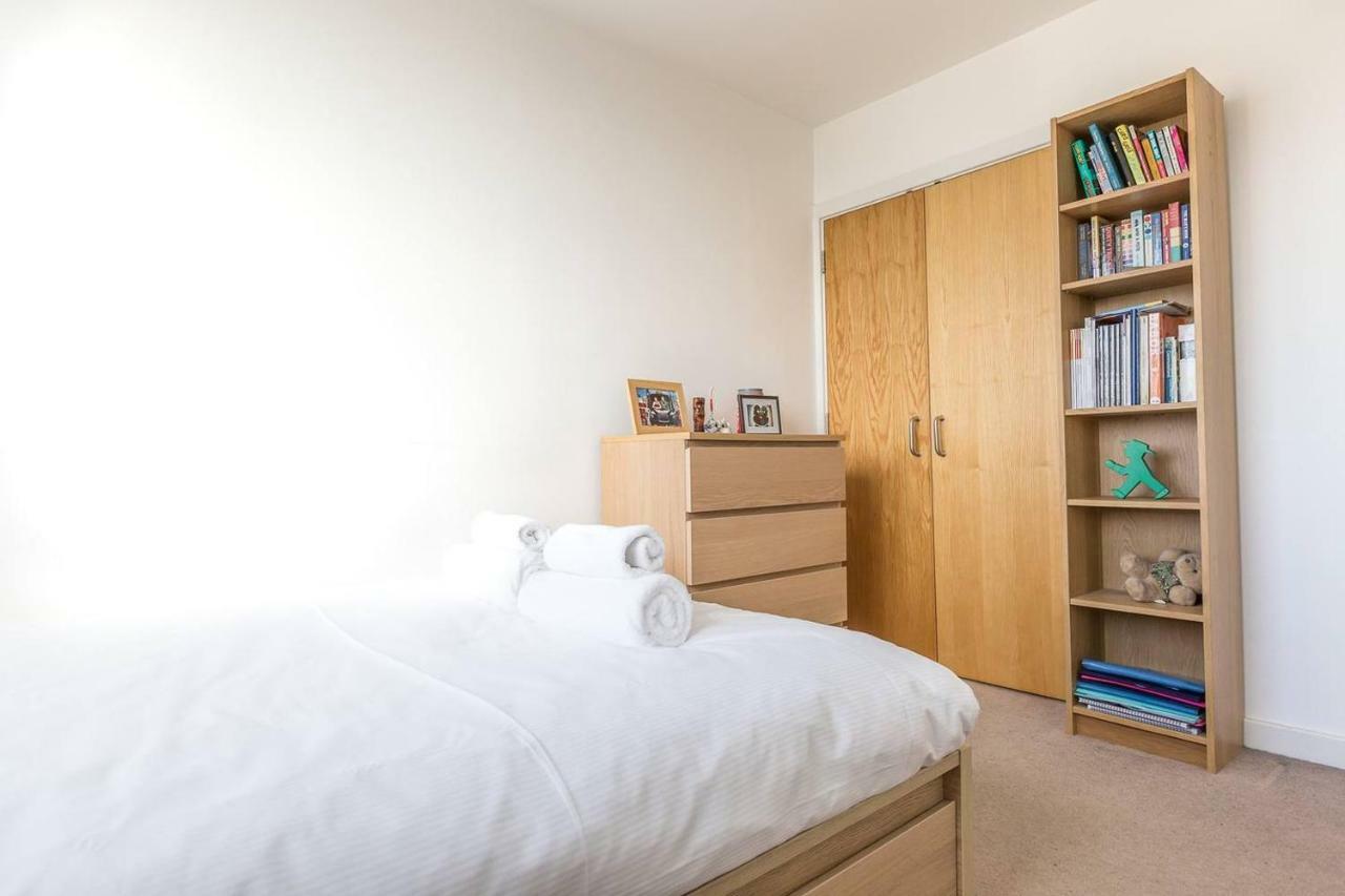 Modern 1 Bedroom Apartment In E1 With Great Views 런던 외부 사진