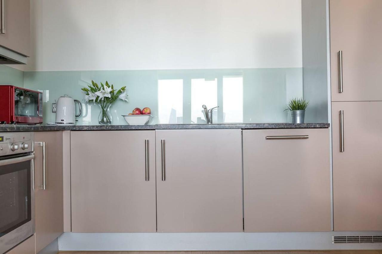 Modern 1 Bedroom Apartment In E1 With Great Views 런던 외부 사진