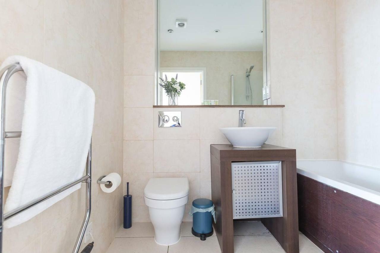 Modern 1 Bedroom Apartment In E1 With Great Views 런던 외부 사진