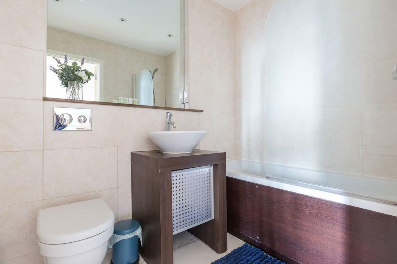 Modern 1 Bedroom Apartment In E1 With Great Views 런던 외부 사진