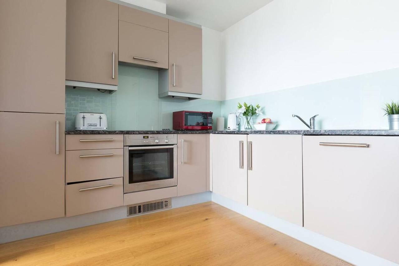 Modern 1 Bedroom Apartment In E1 With Great Views 런던 외부 사진