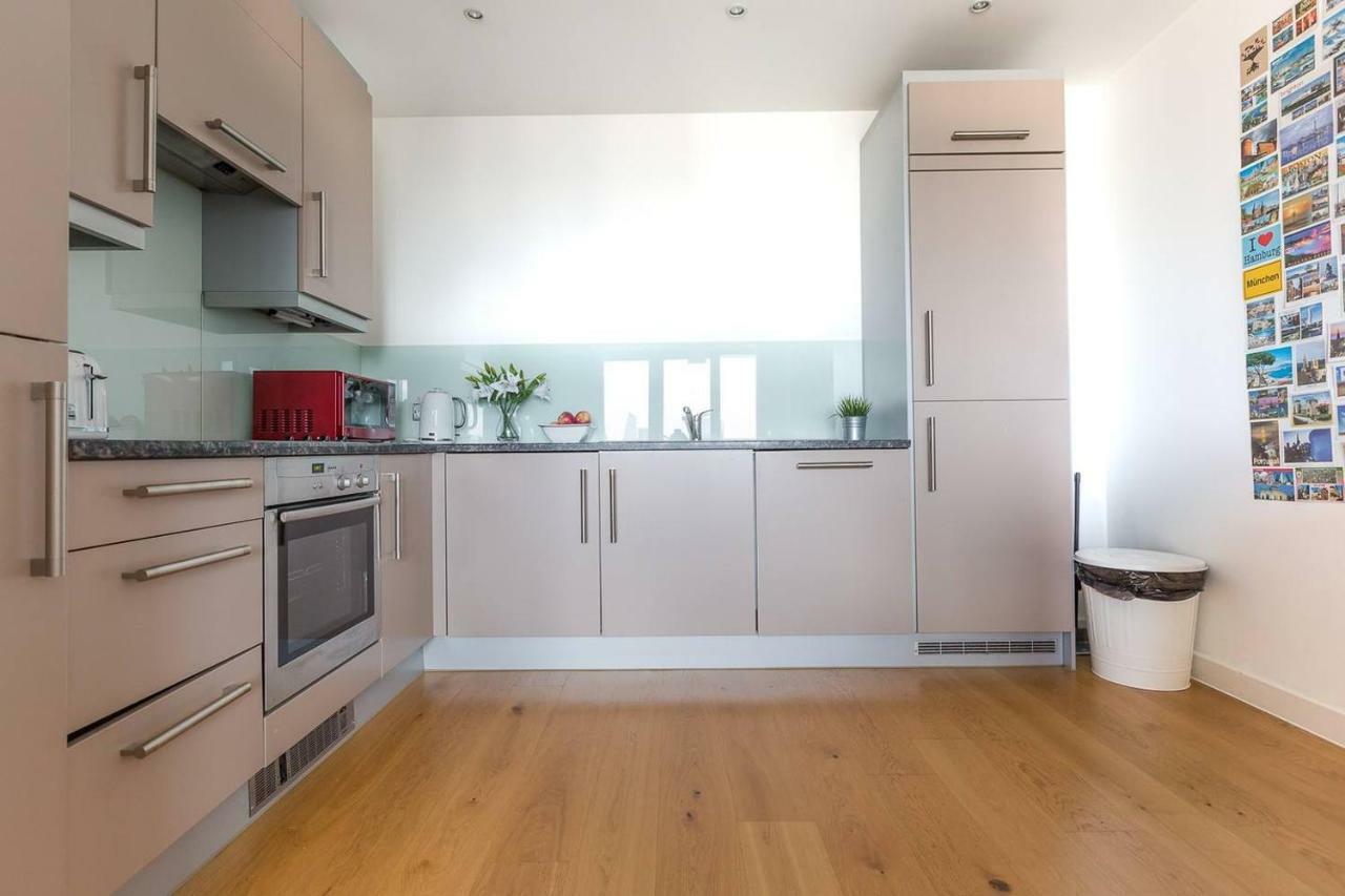 Modern 1 Bedroom Apartment In E1 With Great Views 런던 외부 사진
